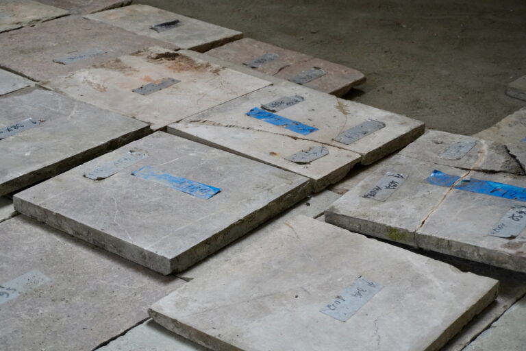 Rusztowanie zdemontowane! Trwa układanie posadzki